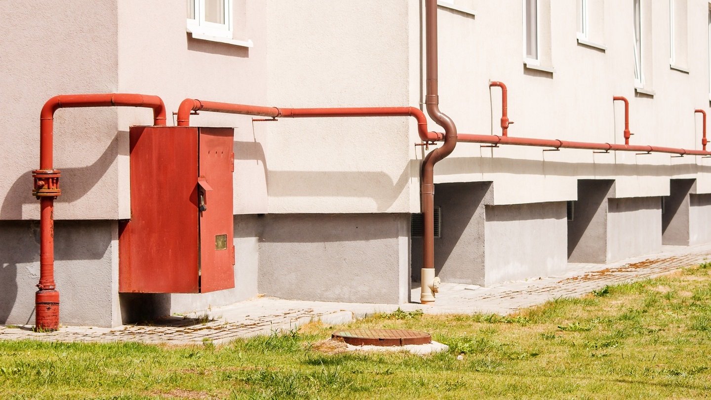 Roter Gas-Verteilerkasten an einer Hauswand