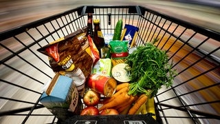 Ein Einkauf liegt in einem Einkaufswagen in einem Supermarkt. (Foto: picture-alliance / Reportdienste, picture alliance/dpa | Fabian Sommer) Ein Einkauf liegt in einem Einkaufswagen in einem Supermarkt.