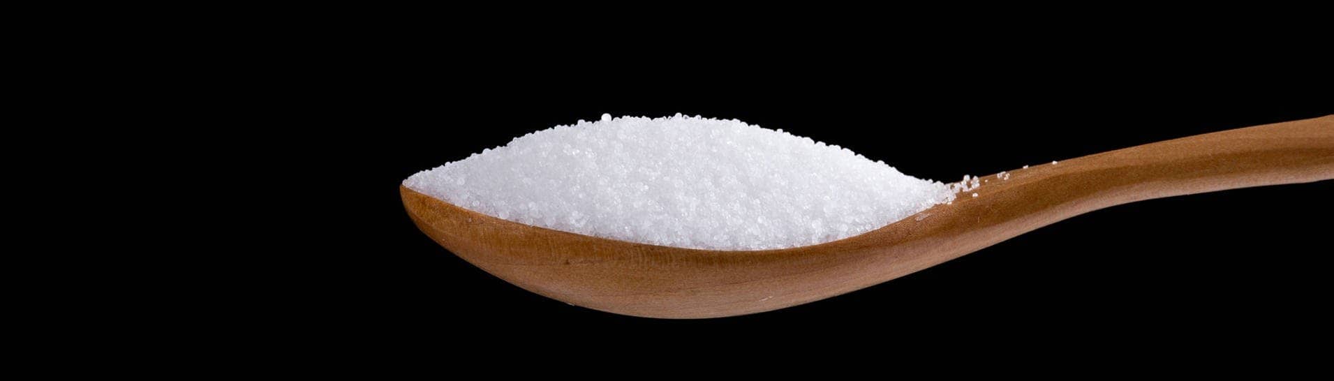 Salz auf einem Löffel, um das sich viele Internet-Mythen ranken (Foto: IMAGO, Imaginechina-Tuchong)