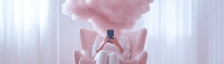 Person scrollt am Handy durch Social Media und versucht, trotz KI Fake News zu erkennen (KI-generiert)