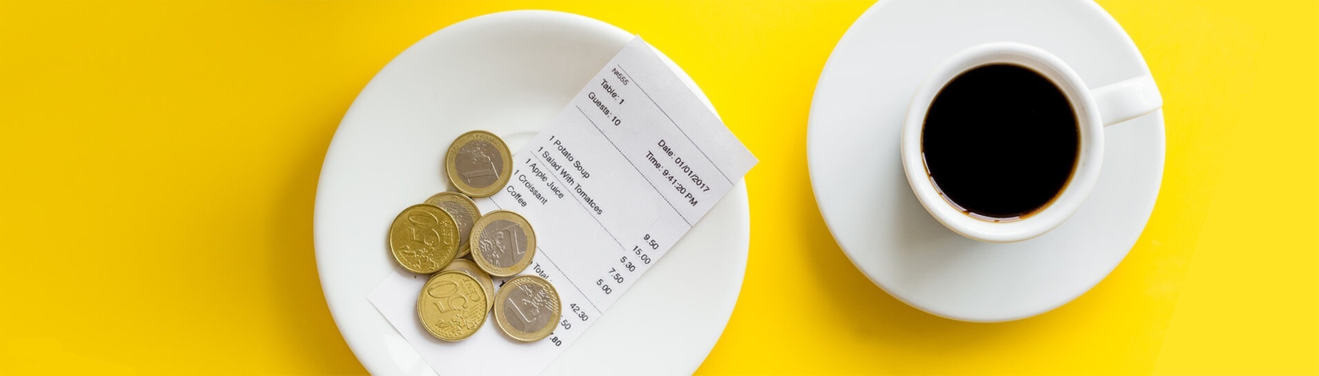 Espresso und Teller mit der Rechnung (Foto: AdobeStock / dreamstudio)