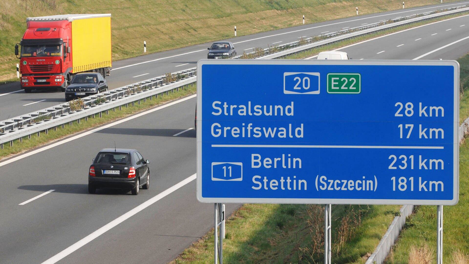 Autobahn mit Hinweisschild Entfernung nach Berlin (Foto: dpa Bildfunk, Picture Alliance)