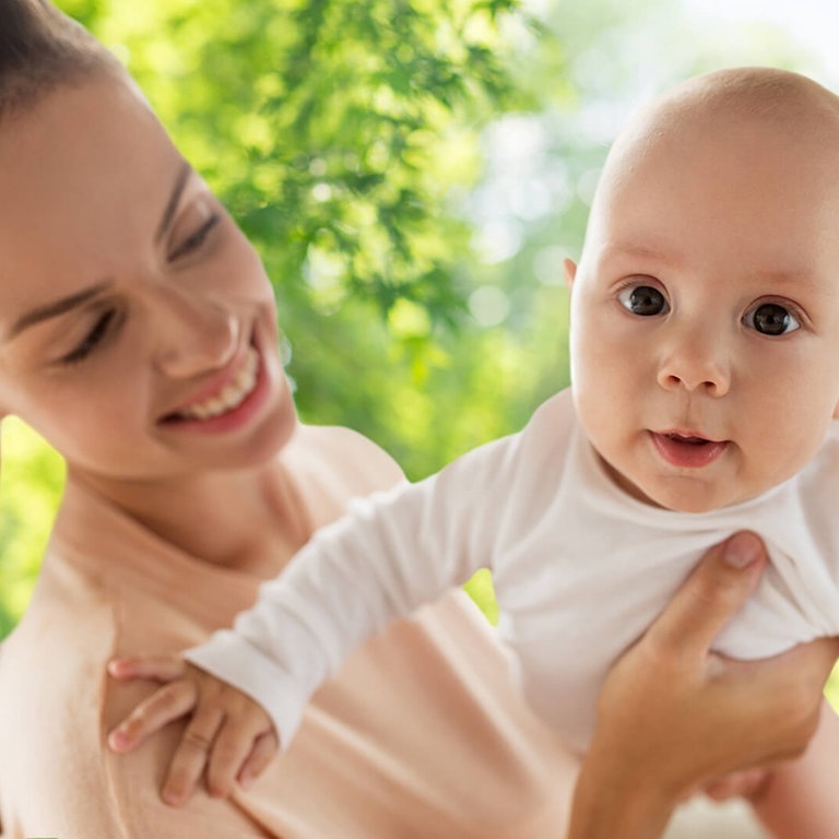 Mutter hält ihr Baby in die Kamera (Foto: picture alliance – Zoonar)