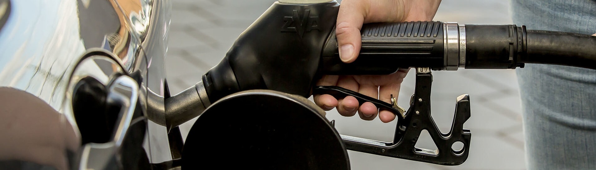 Auto wird mittels Zapfpistole betankt  (Foto: picture alliance / Goldmann)