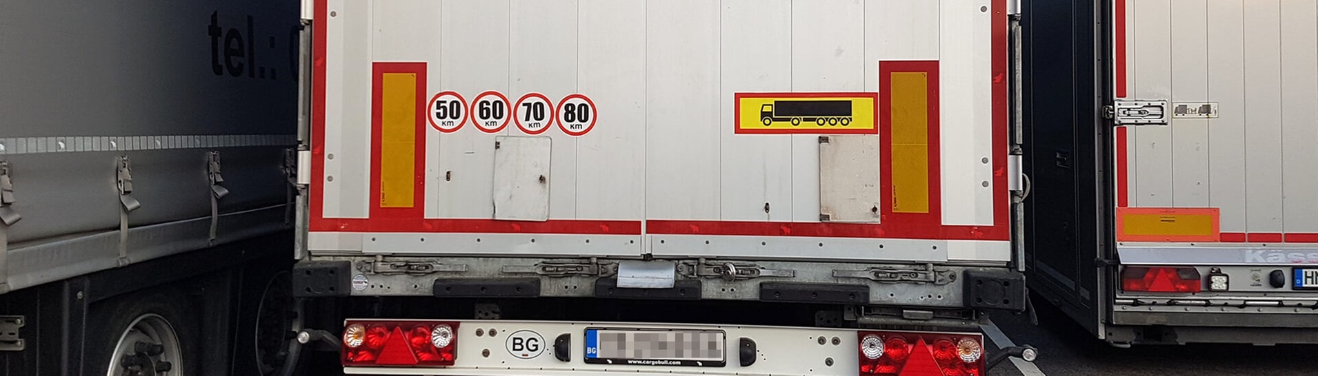 ausländischer LKW mit mehreren Tempolimit-Aufklebern (Foto: SWR3, Sandra Tiersch)