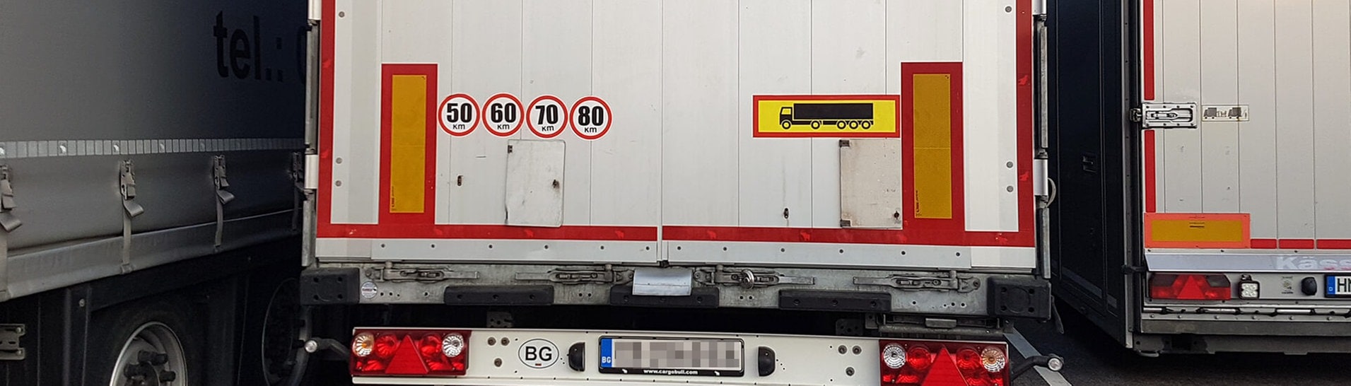 ausländischer LKW mit mehreren Tempolimit-Aufklebern (Foto: SWR3, Sandra Tiersch)