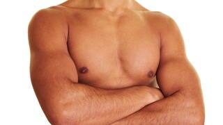 Nackter männlicher Oberkörper mit Brustwarzen (Foto: AdobeStock / Robert Kneschke)