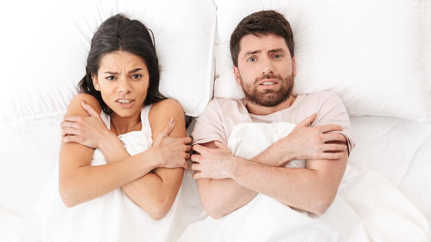 Mann und Frau frieren im Bett (Foto: AdobeStock - Drobot Dean)