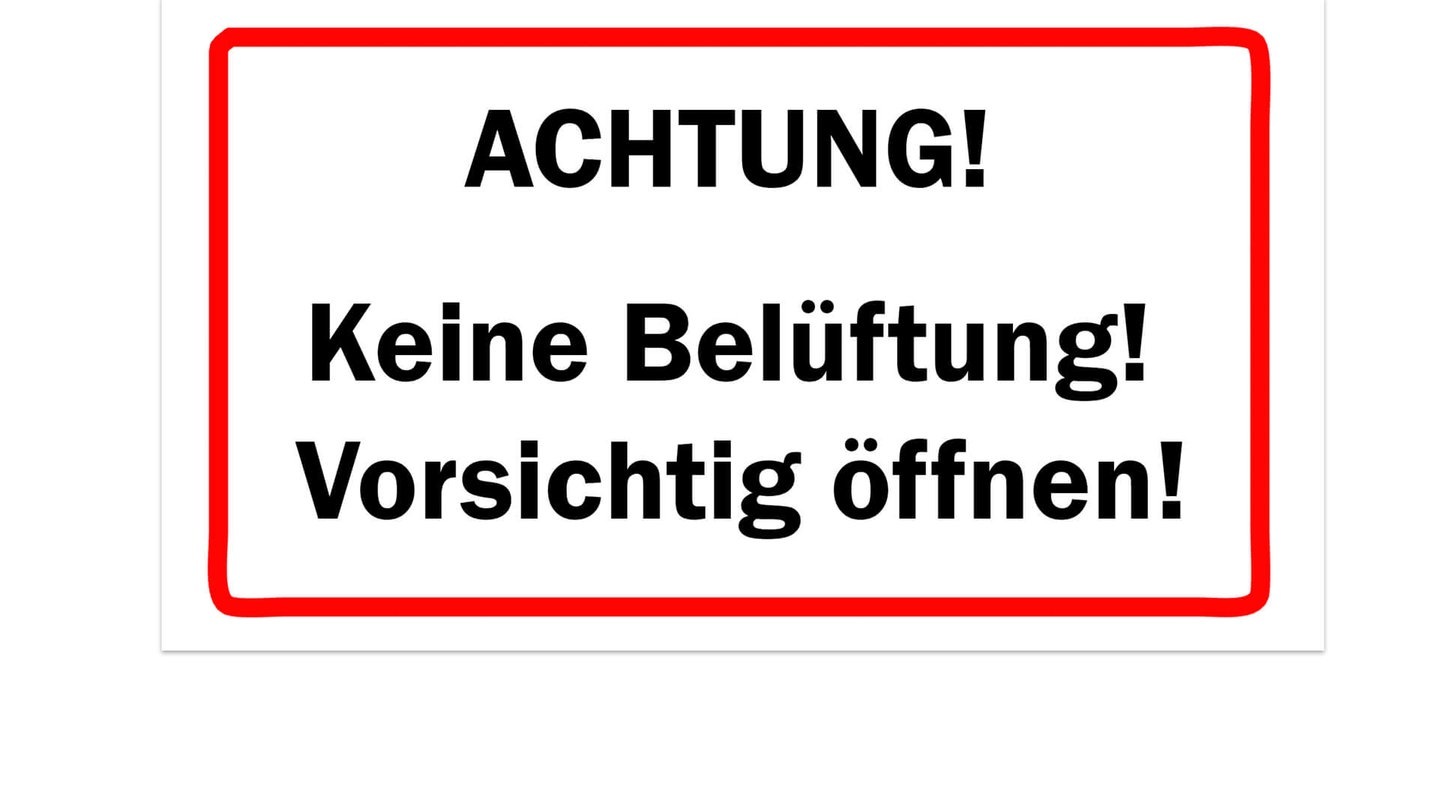 Schild mit der Aufschrift „Achtung! Keine Belüftung! Vorsichtig öffnen!“ (Foto: SWR3)