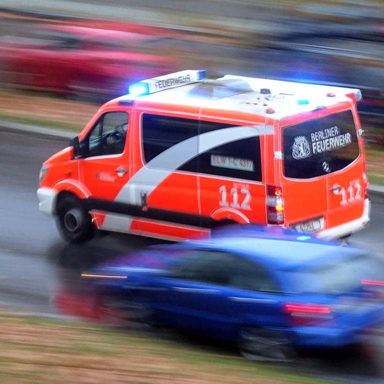 Rettungswagen mit Blaulicht im Einsatz (Foto: IMAGO, imago images / Frank Sorge)