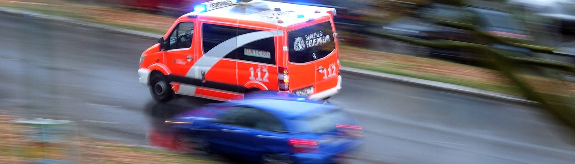 Rettungswagen mit Blaulicht im Einsatz (Foto: IMAGO, imago images / Frank Sorge)