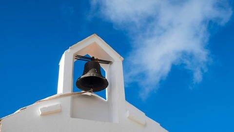 Wer bestimmt, wann welche Kirchenglocke läuten darf? (Foto: IMAGO, imago images / Shotshop)