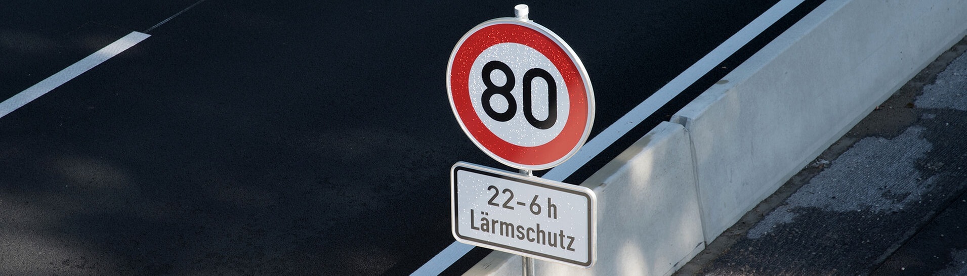 Tempolimit 30 von 22 bis  (Foto: Adobe Stock / studio v-zwoelf)