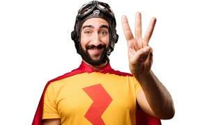 Verrückter Superheld hält drei Finger hoch (Foto: Adobe Stock/kues1)