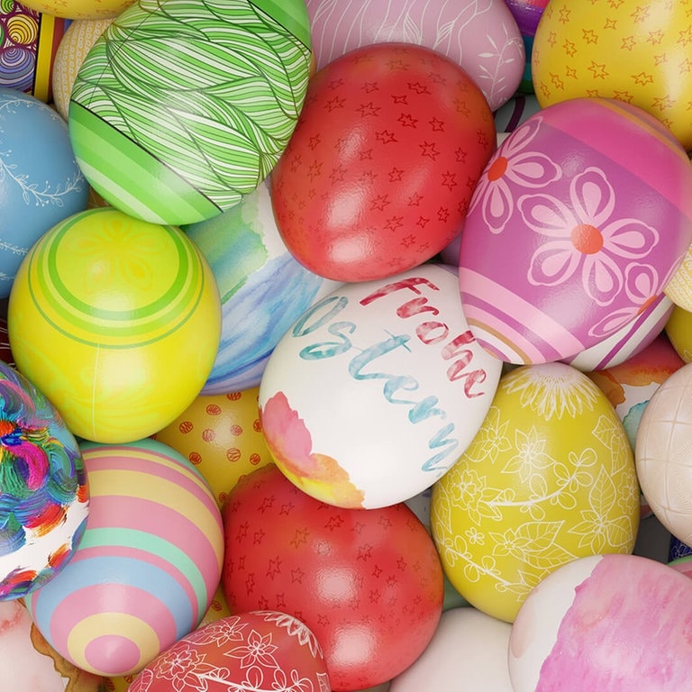 Adobe Stock  Robert Kneschke (Foto: Bunte Ostereier mit Frohe Ostern Text)