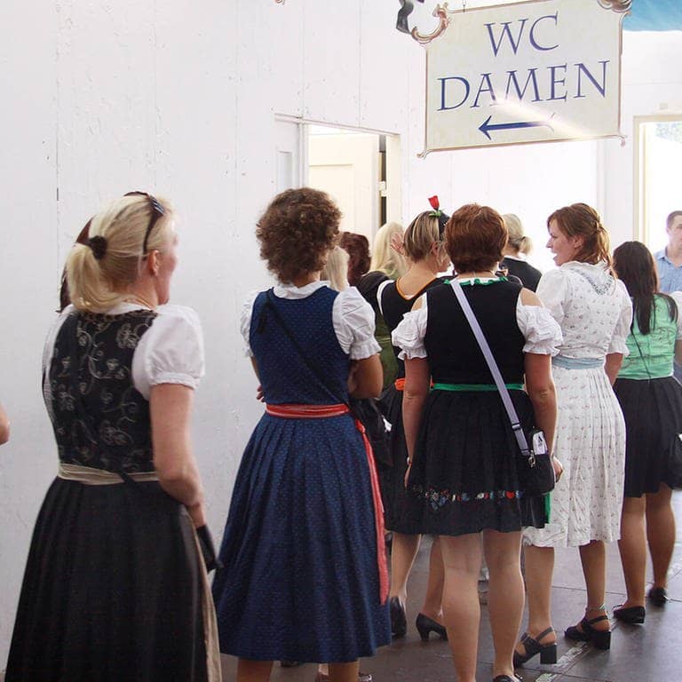 Frauen in einer Schlange zur Damentoilette (Foto: IMAGO, Michael Westermann)