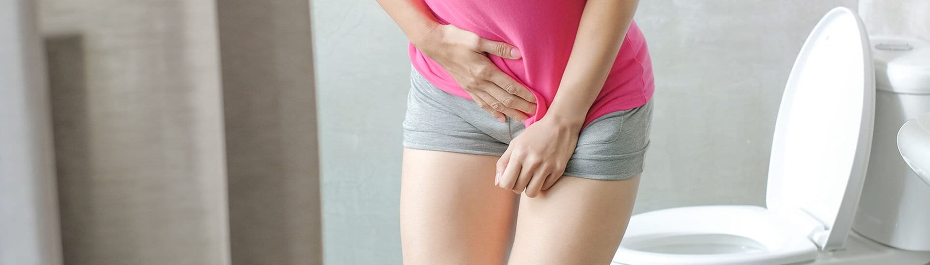 Frau muss dringend auf die Toilette (Foto: Adobe Stock / ryanking999)