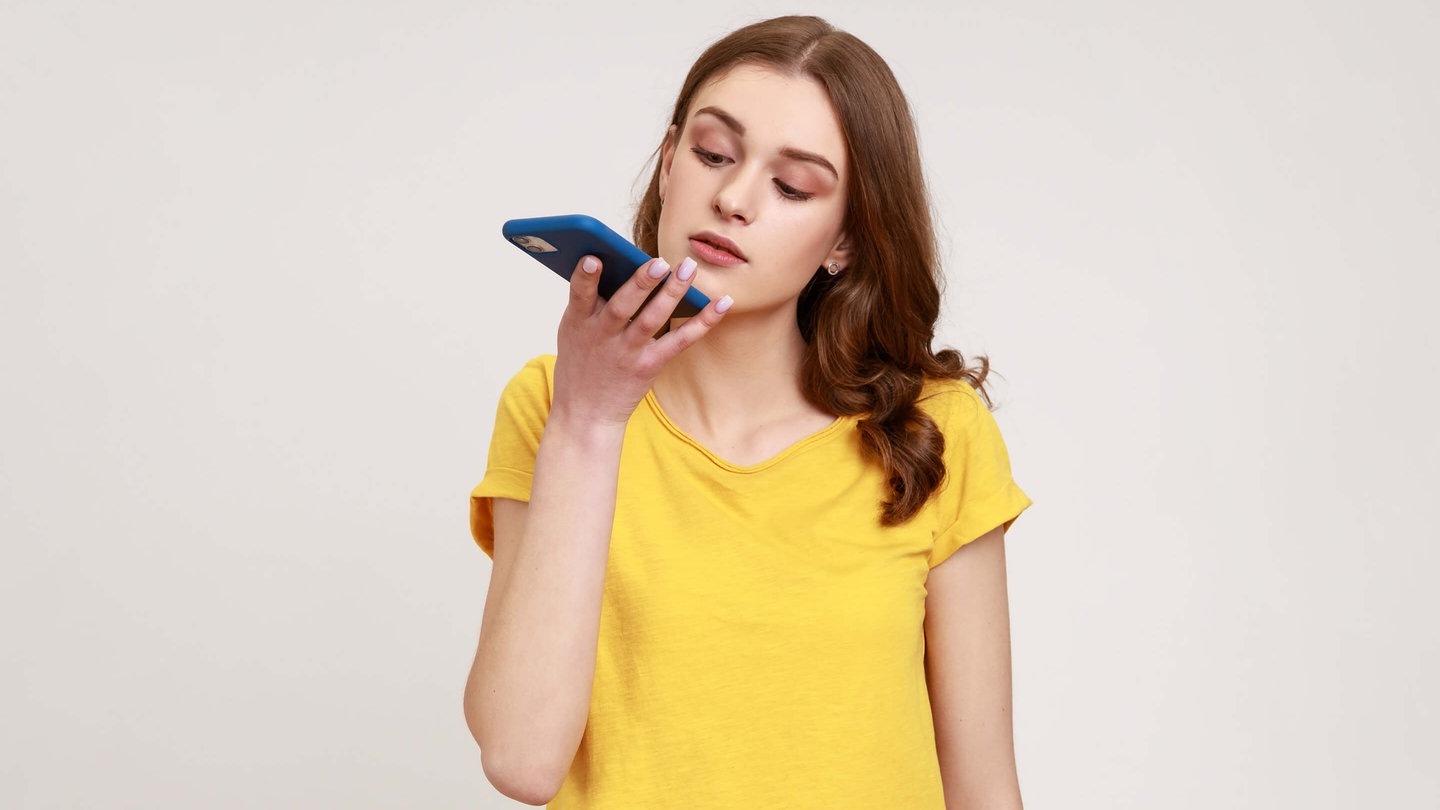 Frau nimmt ihre Stimme auf dem Smartphone auf  (Foto: Adobe Stock / khosrork)