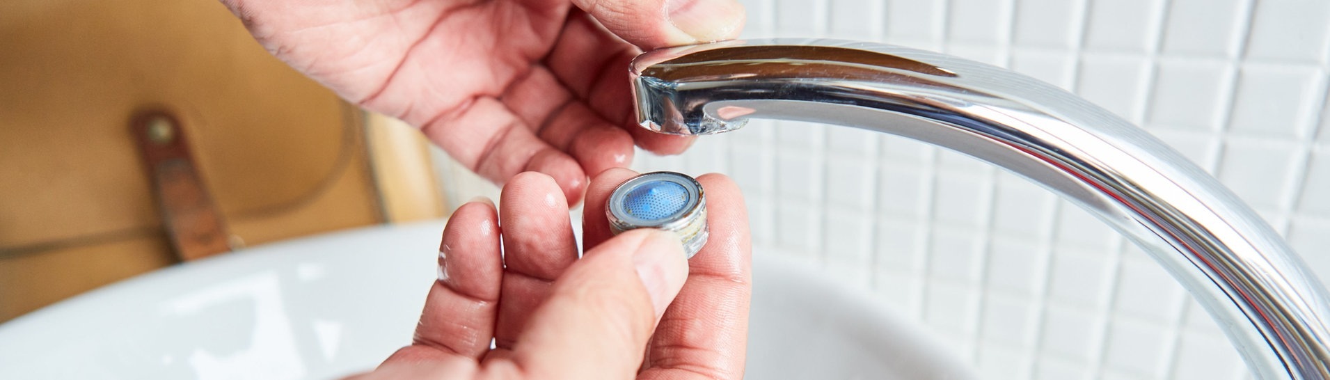 Installateur montiert sauberen Perlator am Wasserhahn (Foto: Adobe Stock/Robert Kneschke)