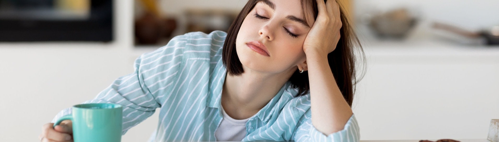 Schläfrige Frau am Morgen trinkt Kaffee (Foto: Adobe Stock/Prostock-studio)