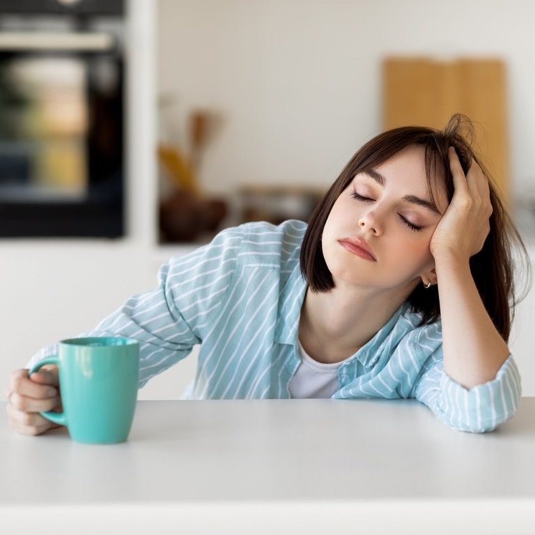 Schläfrige Frau am Morgen trinkt Kaffee (Foto: Adobe Stock/Prostock-studio)