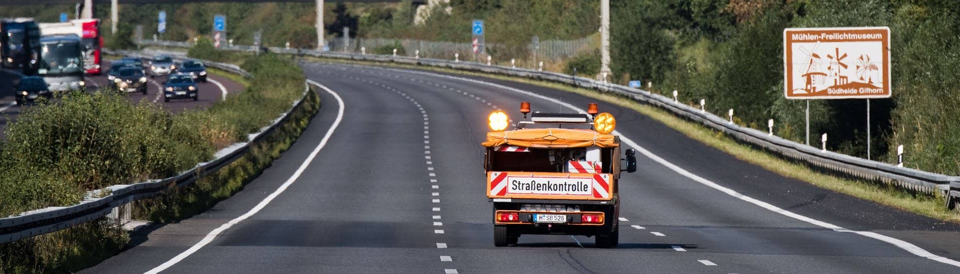 Fahrzeug der Autobahnmeisterei fährt über die gesperrte Autobahn (Foto: dpa Bildfunk, Picture Alliance)