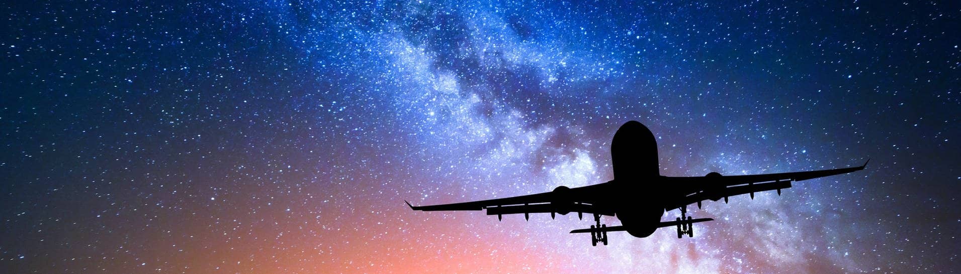 Flugzeug vor dem Sternenhimmel (Foto: Adobe Stock/den-belitsky)