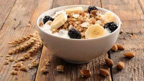 Schüssel mit Müsli mit Nüssen und Früchten (Foto: Adobe Stock / M.studio)