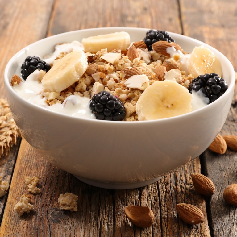 Schüssel mit Müsli mit Nüssen und Früchten (Foto: Adobe Stock / M.studio)