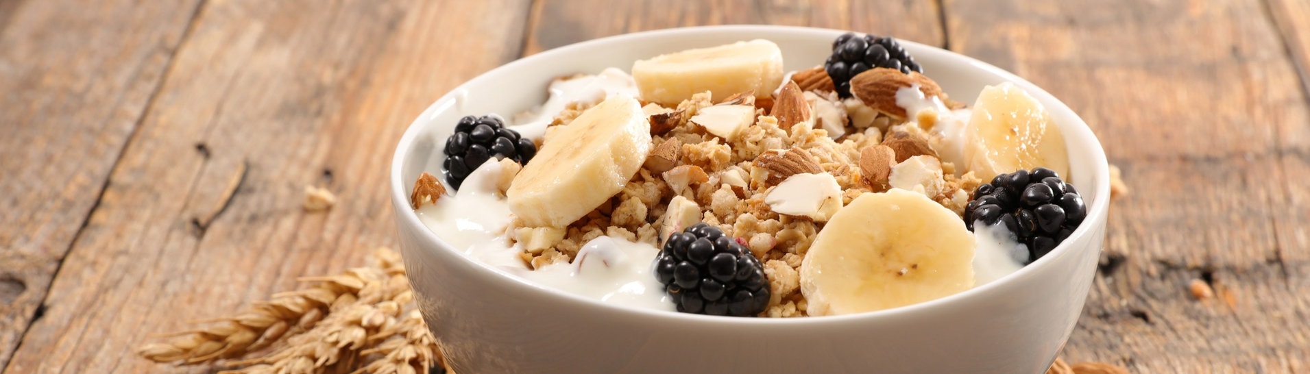 Schüssel mit Müsli mit Nüssen und Früchten (Foto: Adobe Stock / M.studio)