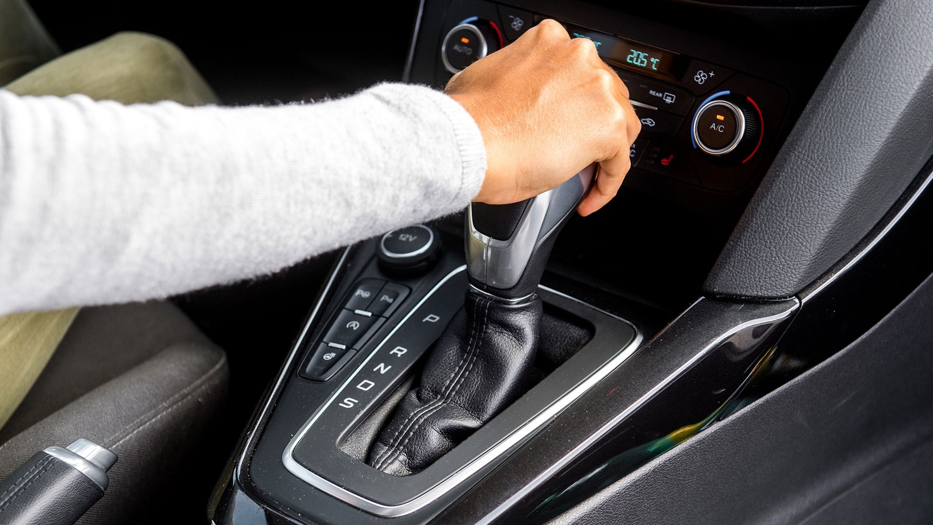Arm, der die Gangschaltung im Auto festhält (Foto: Adobe Stock / benjamin nolte )