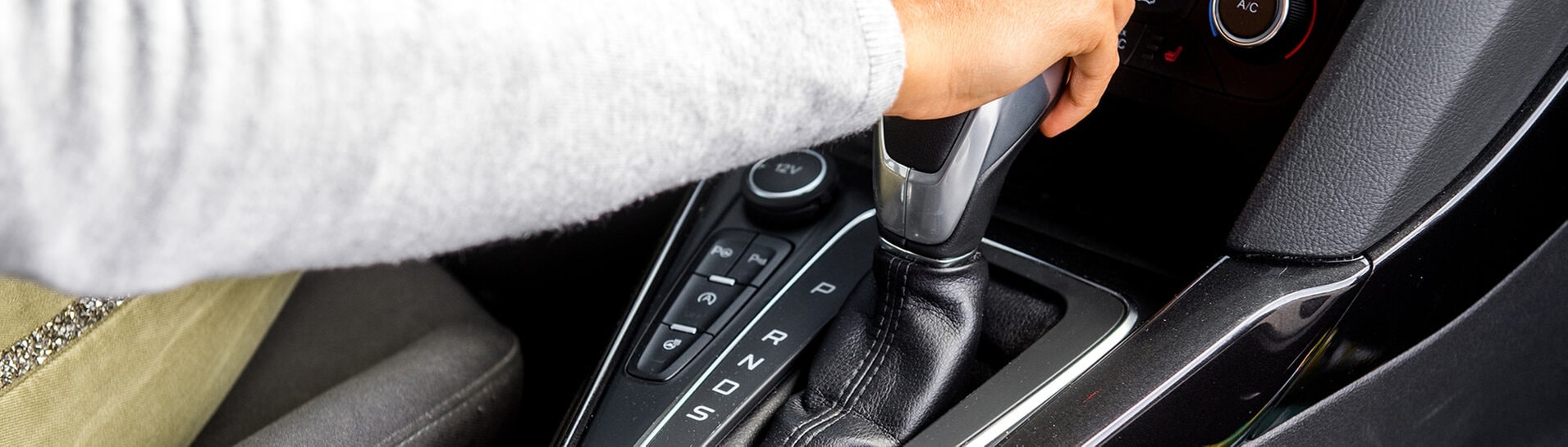 Arm, der die Gangschaltung im Auto festhält (Foto: Adobe Stock / benjamin nolte )