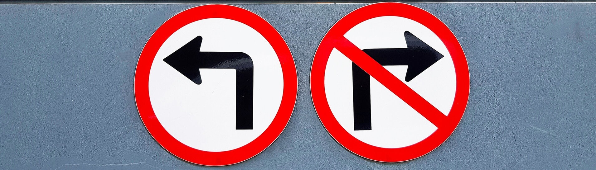 Linkspfeil und gesperrter Rechtspfeil (Foto: Adobe Stock / Nattasak)