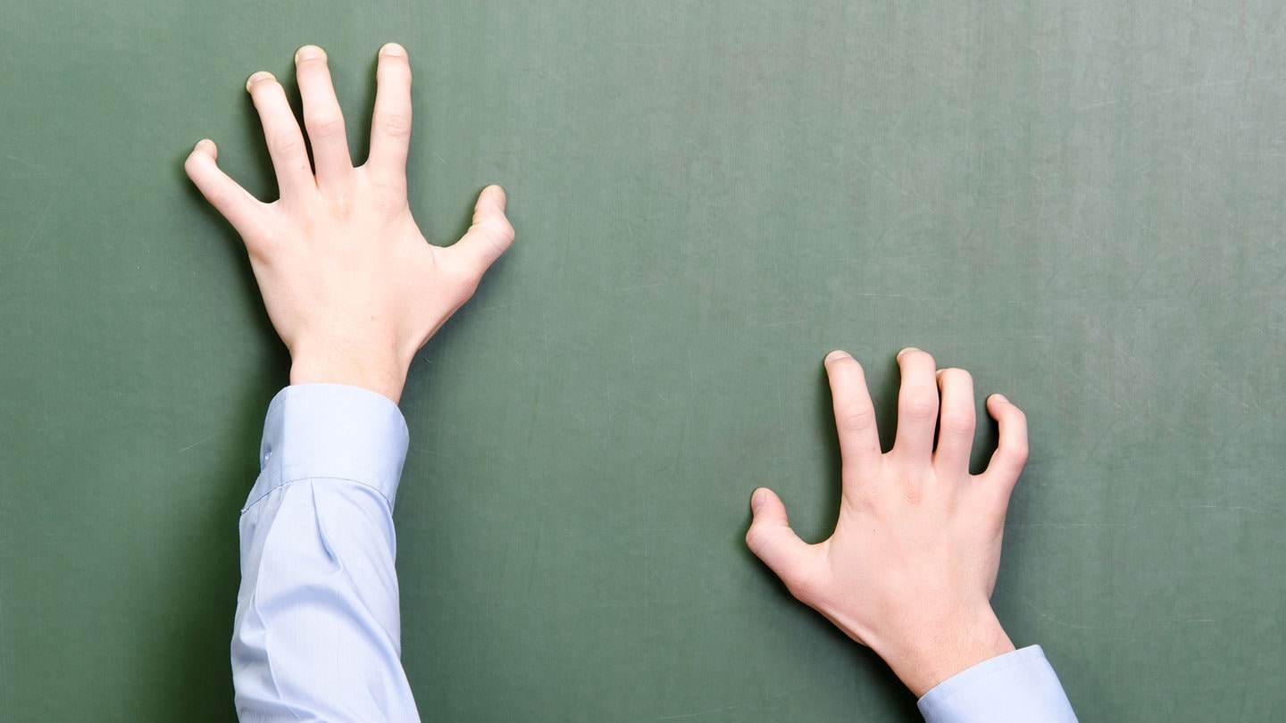 Hände, die an einer Tafel kratzen  (Foto: Fotolia © Picture-Factory)