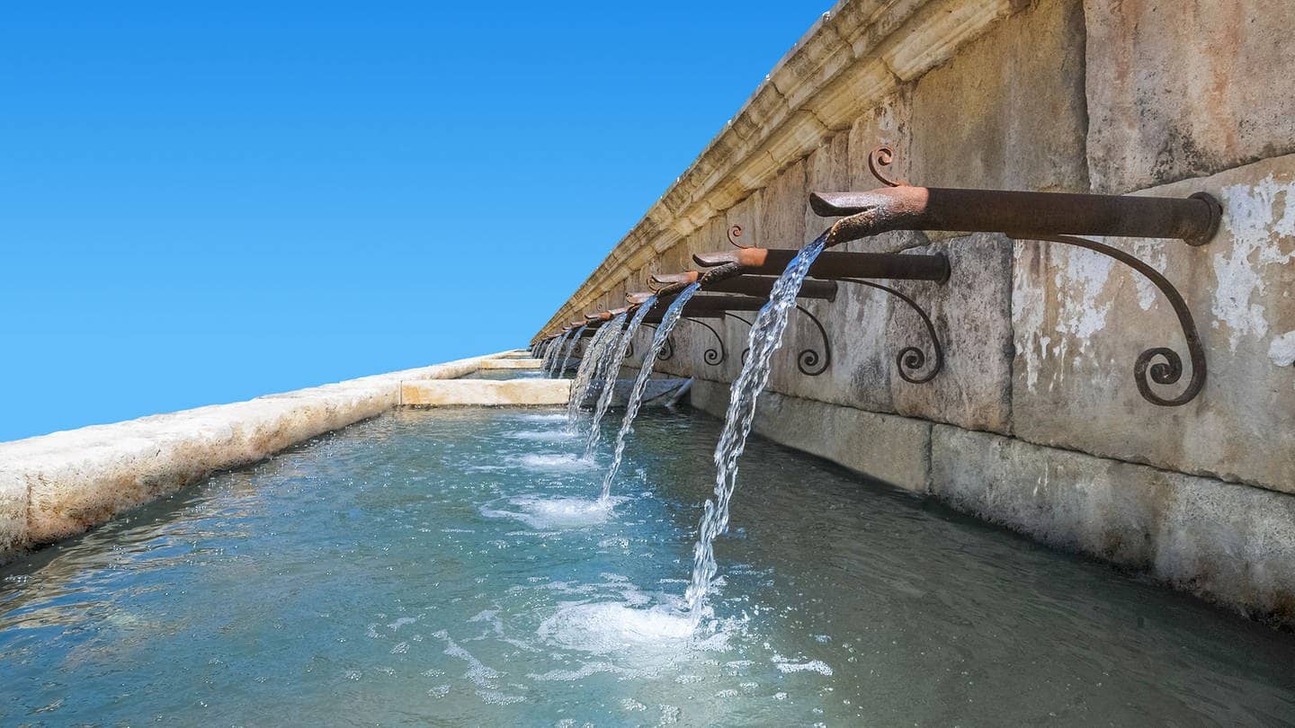 Grosser Brunnen mit Wasser 