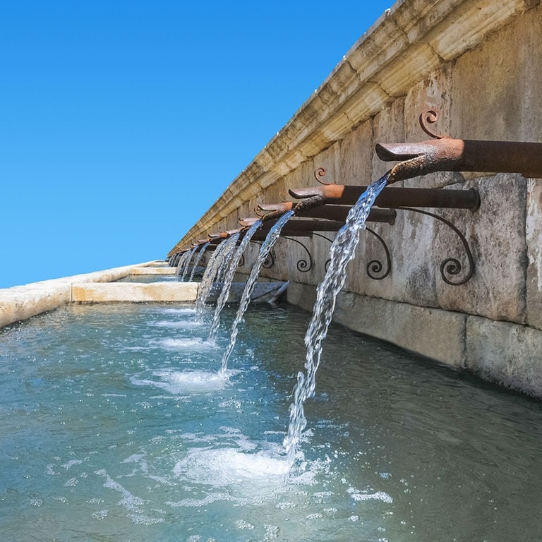 Grosser Brunnen mit Wasser 