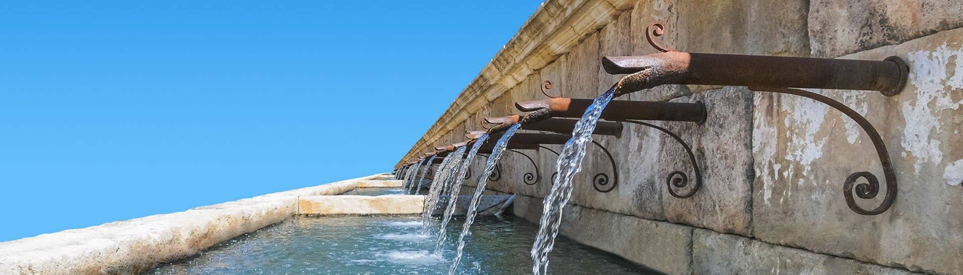 Grosser Brunnen mit Wasser  (Foto: Adobe Stock / Jean Kobben)