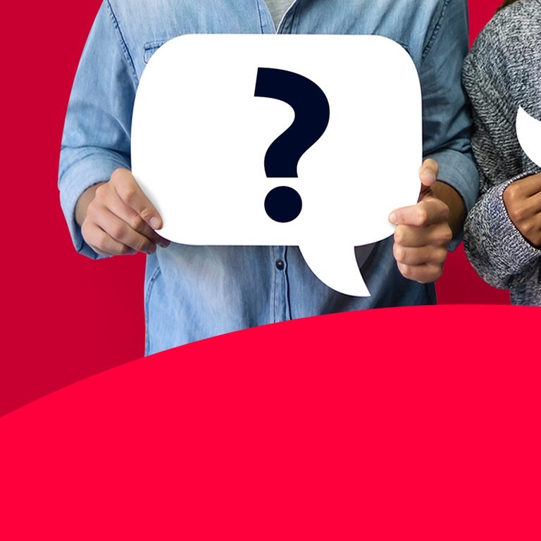 Mann und Frau mit Sprechblasenschildern mit Fragezeichen und Ausrufezeichen darauf (Foto: Adobe Stock eggeeggjiew)