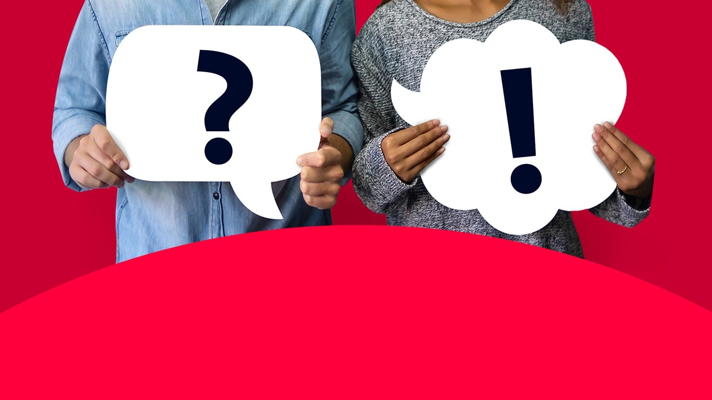 Mann und Frau mit Sprechblasenschildern mit Fragezeichen und Ausrufezeichen darauf (Foto: Adobe Stock eggeeggjiew)