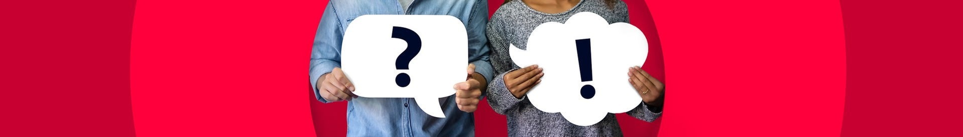 Mann und Frau mit Sprechblasenschildern mit Fragezeichen und Ausrufezeichen darauf (Foto: Adobe Stock eggeeggjiew)