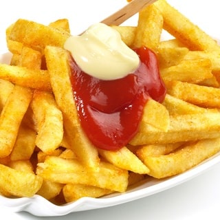 Pommes in einer Schale, mit Mayo und Ketchup