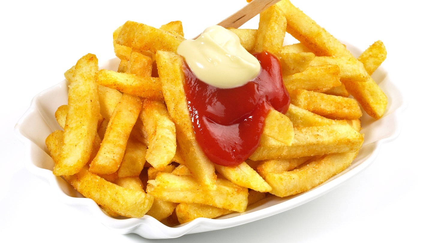 Pommes in einer Schale, mit Mayo und Ketchup (Foto: Adobe Stock / ExQuisine)