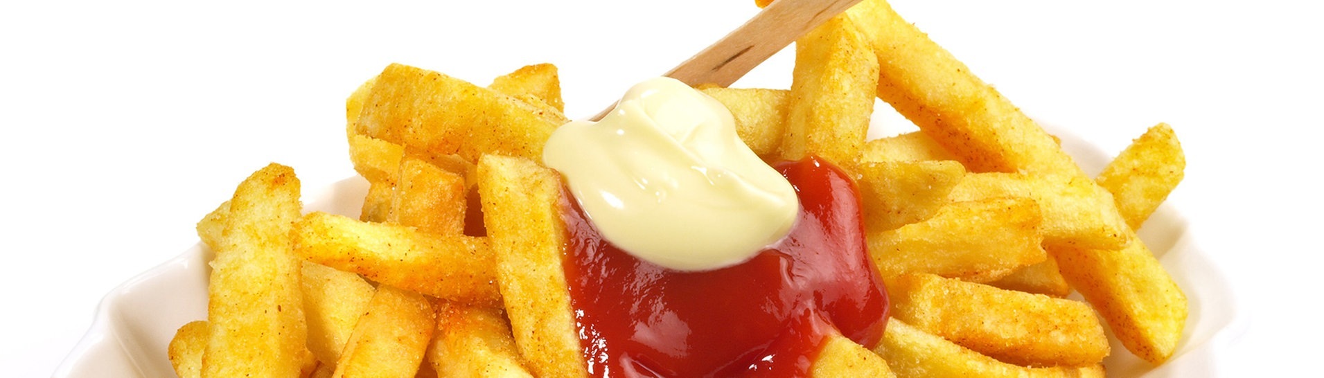 Pommes in einer Schale, mit Mayo und Ketchup (Foto: Adobe Stock / ExQuisine)