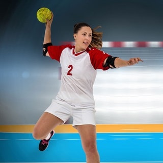 Frau, die einen Handball in der Hand hat und hoch springt, im Hintergrund ist das Tor. 