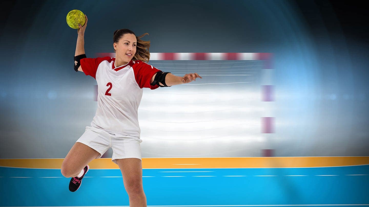 Frau, die einen Handball in der Hand hat und hoch springt, im Hintergrund ist das Tor.  (Foto: Adobe Stock / vectorfusionart)