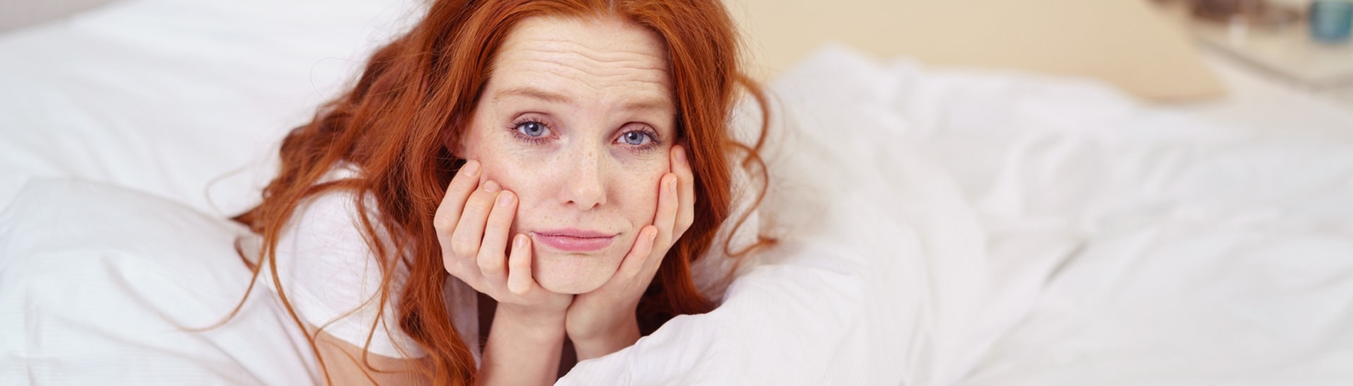 Frau sitzt noch müde im Bett (Foto: Adobe Stock/contrastwerkstatt)
