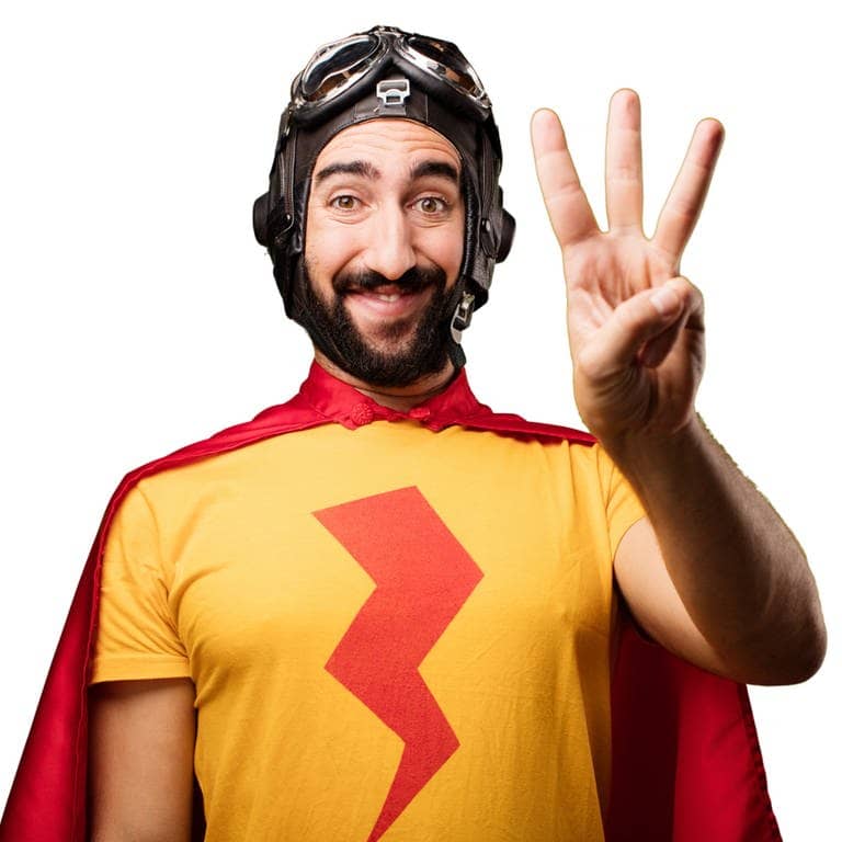 Verrückter Superheld hält drei Finger hoch (Foto: Adobe Stock/kues1)