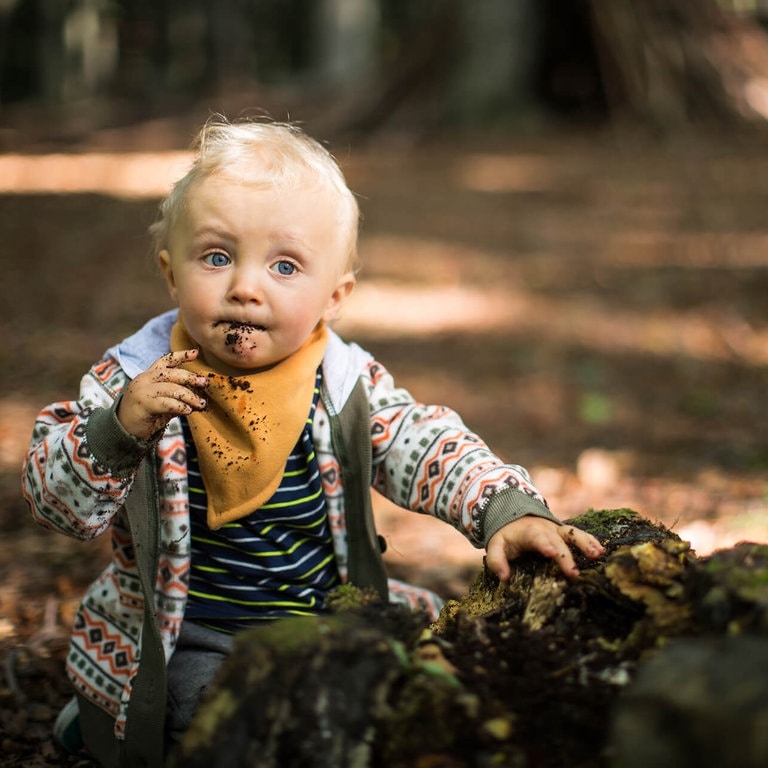 Kind isst Erde (Foto: Adobe Stock / Kristin Gründler)