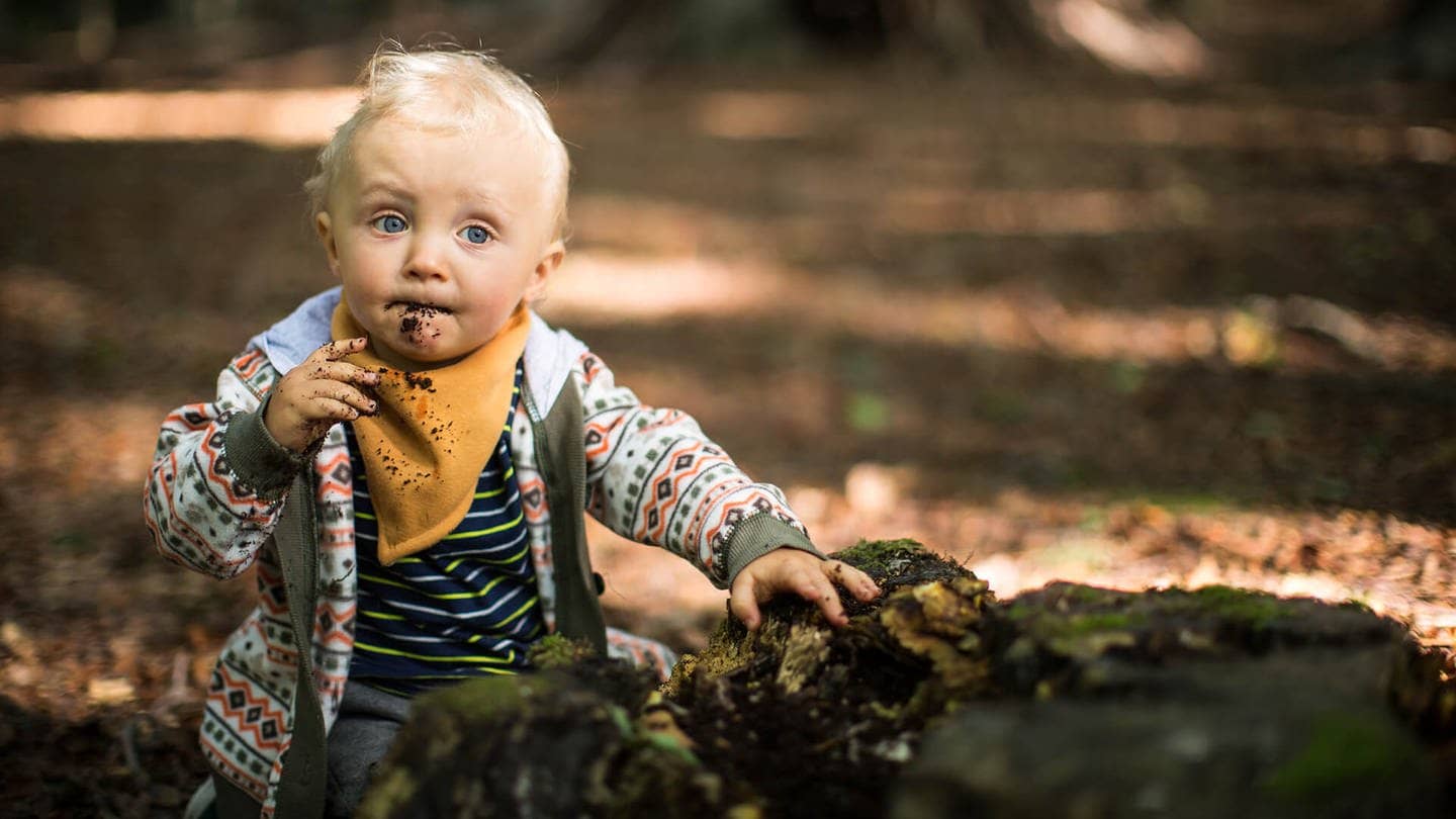 Kind isst Erde (Foto: Adobe Stock / Kristin Gründler)