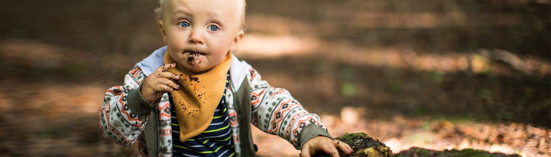 Kind isst Erde (Foto: Adobe Stock / Kristin Gründler)